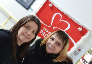 Zdjęcie przedstawia koordynatora akcji i szkolnego pedagoga p. Elżbietę Grabar oraz wolontariuszkę p. Ewę Jarecką.